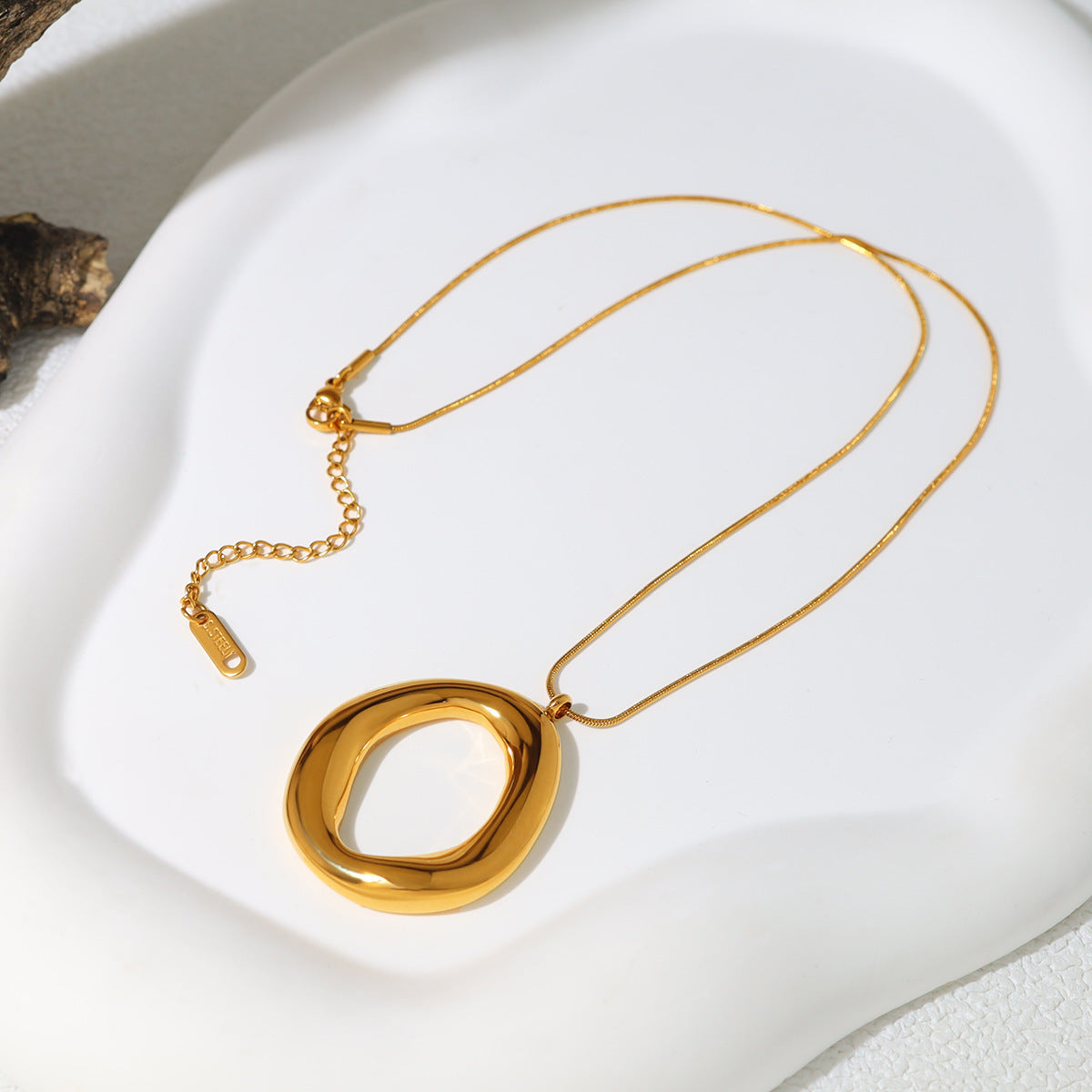 Stainless Steel 18K Gold Plating Simple Glossy O-type Ring Pendant Necklace